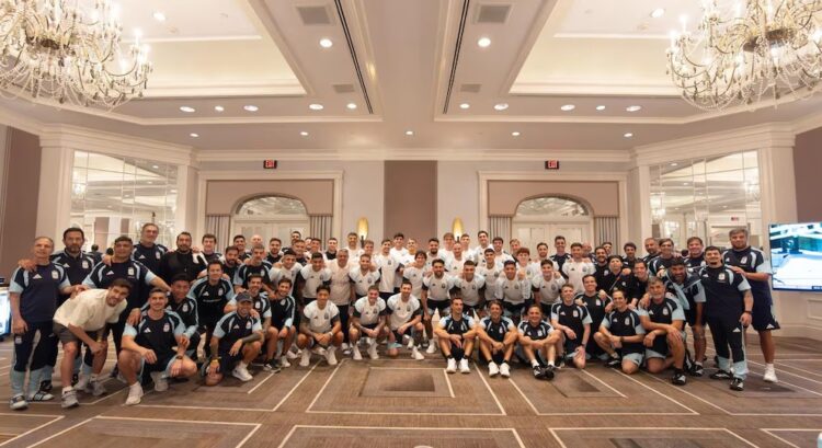 El emotivo mensaje de Messi y la foto de unidad de la Selección antes de la final Lionel Messi y varios referentes de la Selección Argentina compartieron una foto grupal y emotivos mensajes de unidad, agradecimiento y orgullo en la previa de la final del Mundial frente a España.