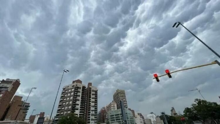 Córdoba tendrá una jornada fresca con probabilidad de lluvias hacia la noche Córdoba vivirá un lunes fresco, con una máxima de 15°C, cielo variable durante gran parte del día y probabilidad de lluvias débiles hacia la noche.