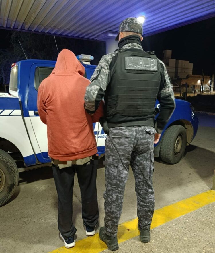 Un hombre fue hallado muerto y hay un detenido La Justicia investiga la muerte de un hombre de 31 años en Villa del Rosario. Por el hecho fue detenido un joven de 24 años, quien estaría vinculado con el presunto homicidio ocurrido tras una discusión familiar.