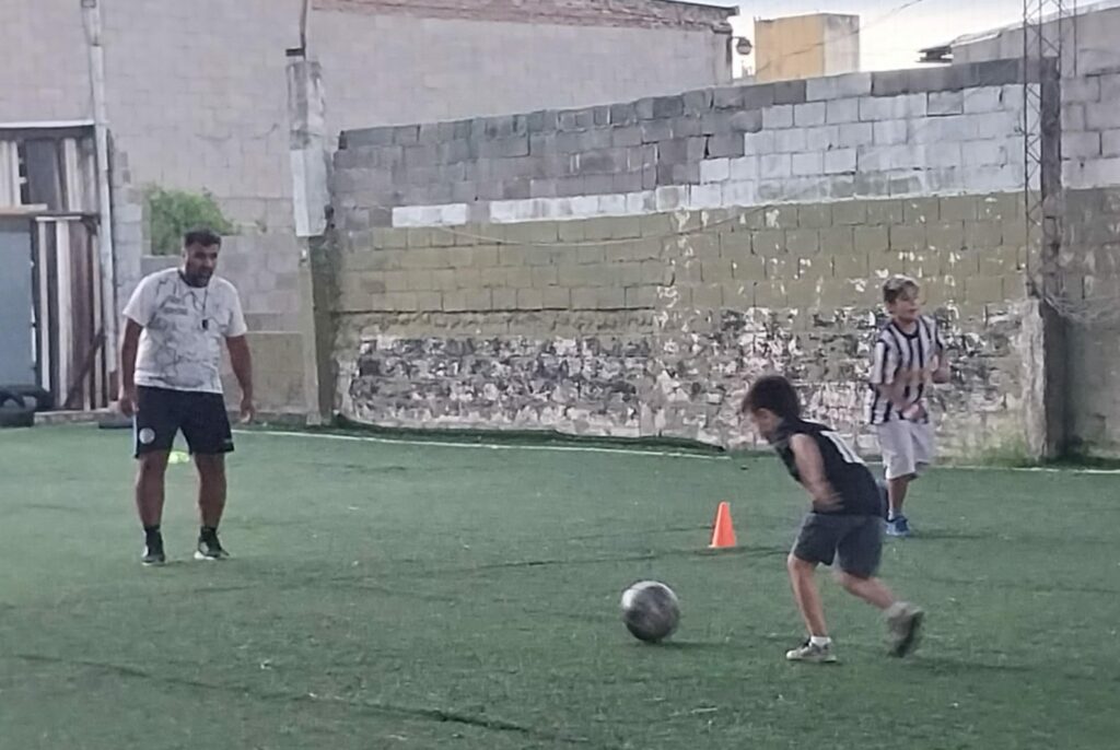 Del refugio del juego al depósito de chicos: el complejo triángulo que define al fútbol infantil