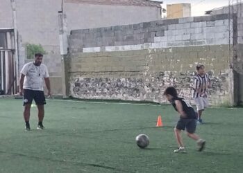 Del refugio del juego al depósito de chicos: el complejo triángulo que define al fútbol infantil