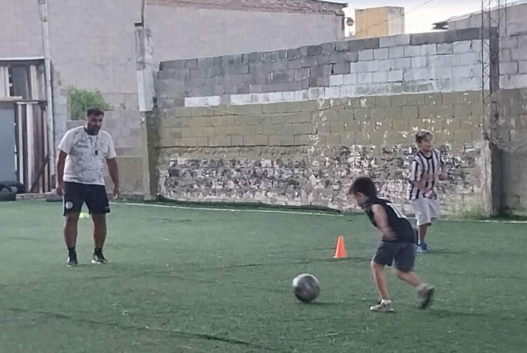 Del refugio del juego al depósito de chicos: el triángulo que define al fútbol infantil Del refugio del juego al depósito de chicos: el complejo triángulo que define al fútbol infantil