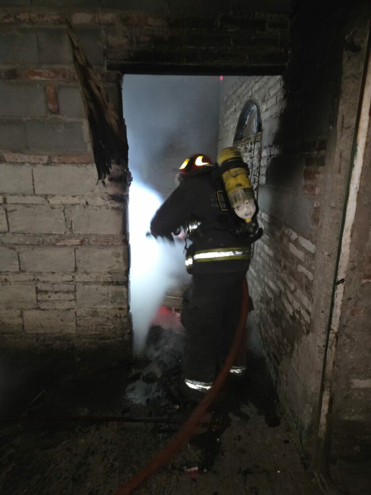 Un incendio registrado durante la madrugada afectó una vivienda de barrio Los Galpones, provocó importantes daños materiales y el derrumbe parcial de un techo.
