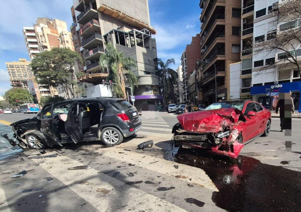 Dos mujeres resultaron heridas tras un fuerte choque