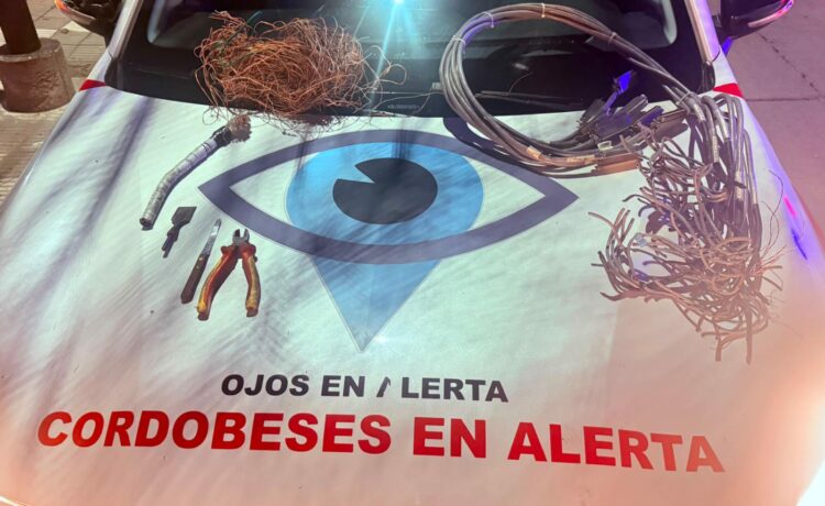 Dos hombres fueron detenidos en barrio Ombú tras ser sorprendidos mientras robaban cableado de telefonía. La Policía secuestró las herramientas utilizadas y el material sustraído.