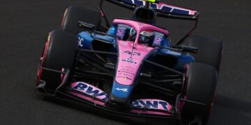El piloto argentino no logró sostener el 13° puesto de largada y cayó al 15° lugar tras las primeras vueltas. Mientras tanto, los McLaren dominan la carrera con Oscar Piastri y Lando Norris al frente.