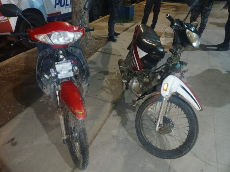 Dos menores fueron detenidos tras un seguimiento policial que comenzó en barrio Residencial América y terminó en General Bustos. Ambos circulaban en motocicletas con pedido de secuestro vigente.