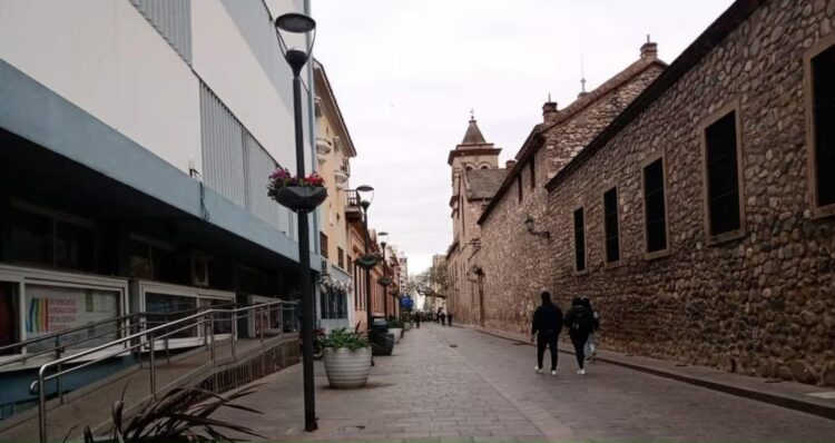 Córdoba tendrá este lunes una jornada templada, con cielo parcialmente nublado durante el día y probabilidad de lluvias débiles hacia la noche, cuando se espera un aumento de la nubosidad.