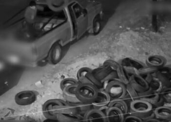 Multan con más de $8 millones a dos personas por arrojar neumáticos y les secuestran el vehículo