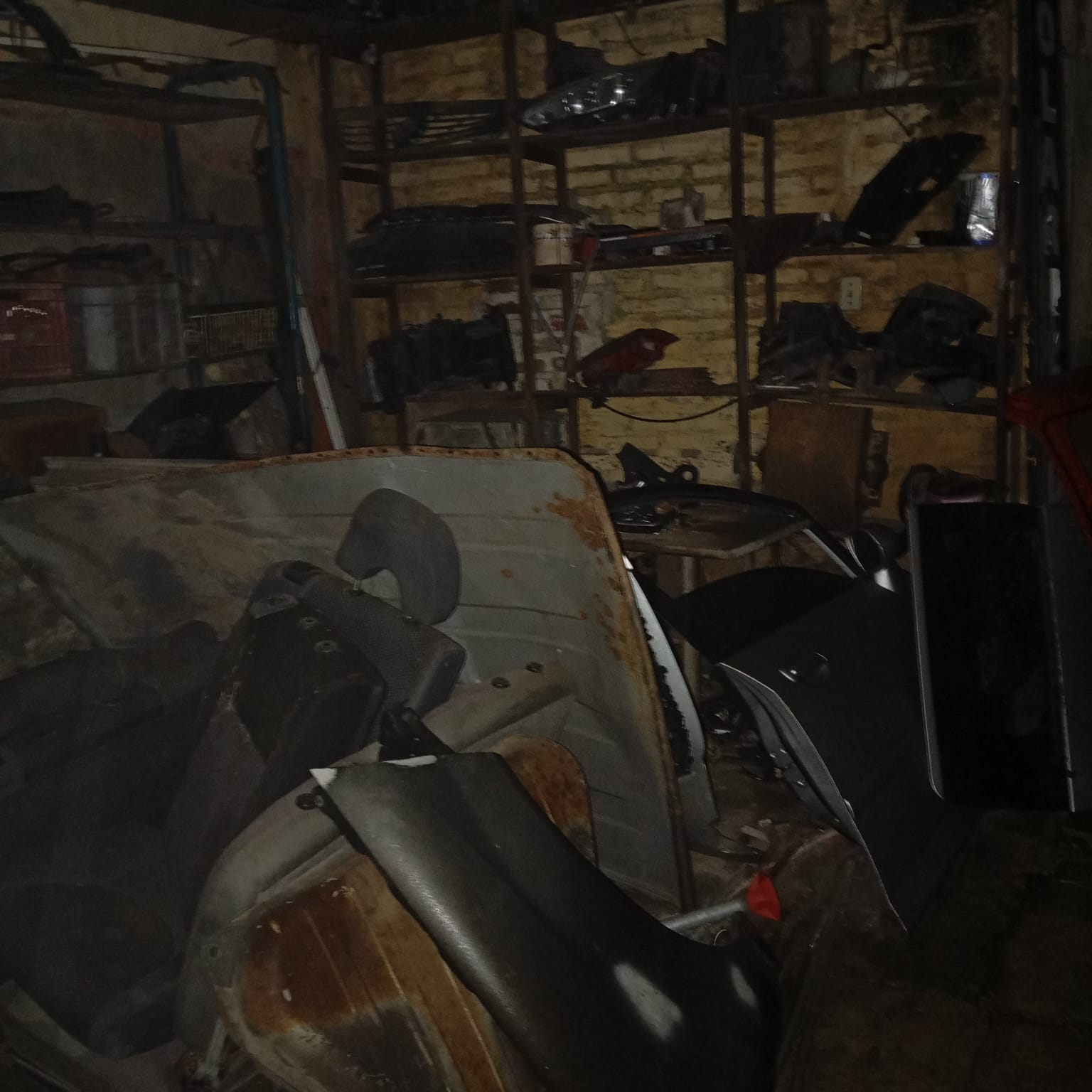 Un incendio reveló un auto con pedido judicial y unas 300 autopartes en una vivienda