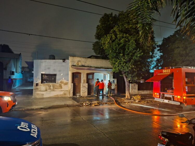 Un incendio en una vivienda de barrio Pueyrredón permitió descubrir un automóvil con pedido judicial vigente y unas 300 autopartes. La Policía secuestró los elementos y la Justicia investiga su procedencia y las causas del siniestro.