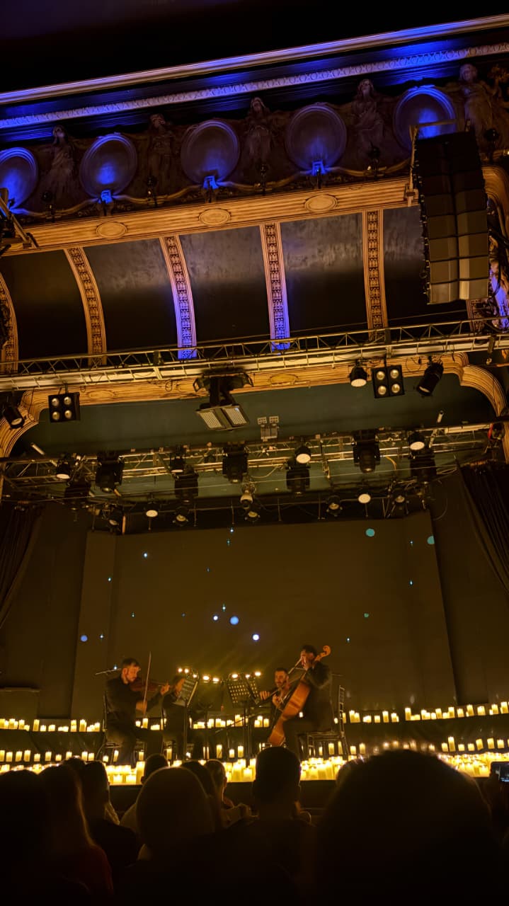 Cerati a la luz de las velas El Cuarteto Lumina reinterpretó los grandes clásicos de Gustavo Cerati en una experiencia inmersiva de Candlelight, donde las cuerdas, las velas y el silencio transformaron canciones inolvidables en una nueva forma de escucharlas.