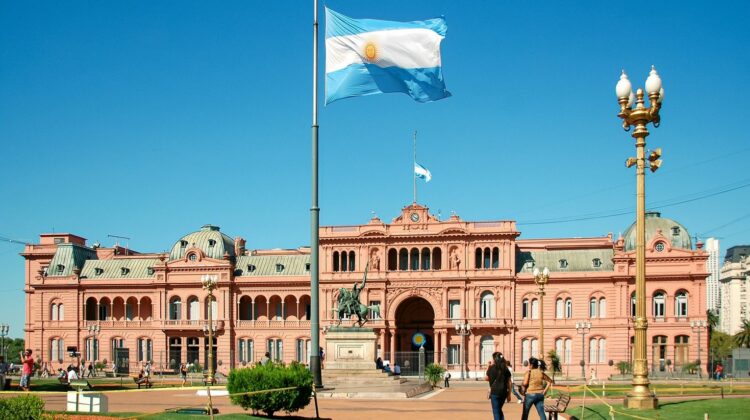 El Gobierno busca avanzar con la reforma electoral, pero ante la falta de votos para eliminar las PASO analiza como alternativa suspenderlas únicamente para las elecciones de 2027.