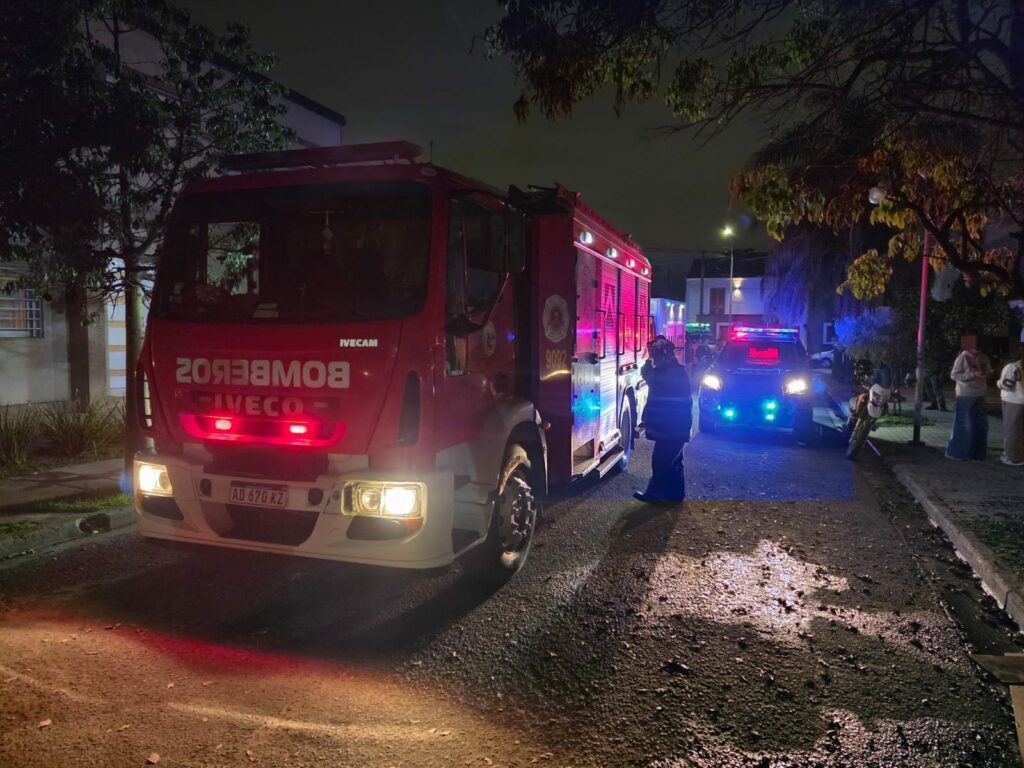 Murió un hombre de 55 años tras un incendio en una vivienda de barrio Tejas del Sur Bomberos lo encontraron inconsciente dentro de la casa