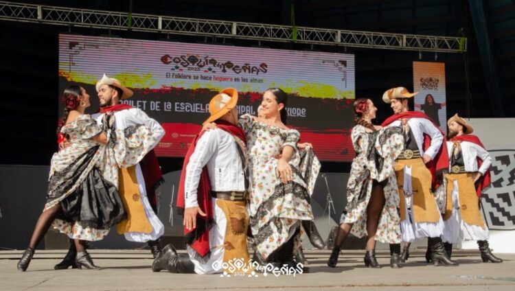 El folklore copó la Próspero Molina en el inicio del Cosquín de Peñas Desde 2008, el Cosquín de Peñas nace con la intención de generar una propuesta invernal con el folklore y las tradiciones como eje central. Gentileza: Municipalidad de Cosquín.