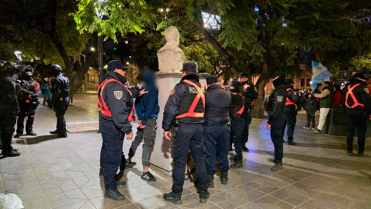 Más de 8.000 personas festejaron tras el partido de Argentina: cinco detenidos y 760 decomisos Más de 8.000 personas festejaron tras el partido de Argentina: cinco detenidos y 760 decomisos