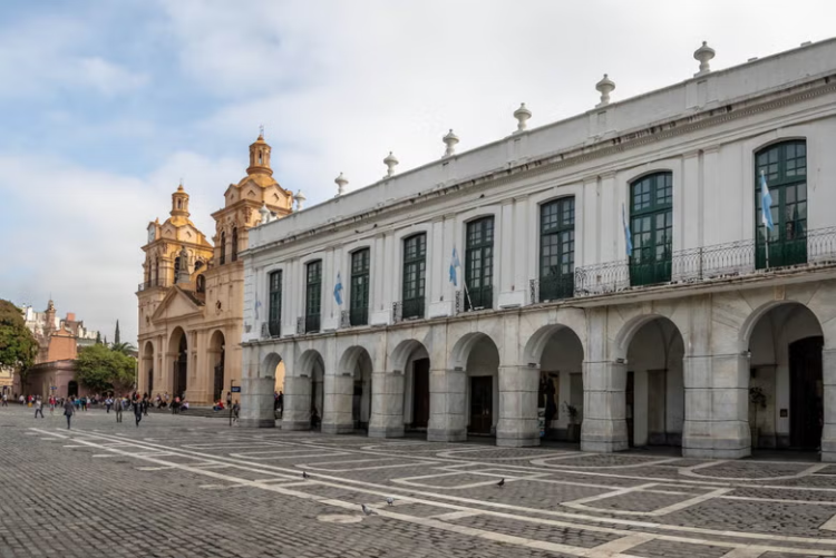 Córdoba tendrá una jornada fresca, con cielo cubierto y mejoras hacia la noche Este miércoles, Córdoba tendrá una jornada fresca con cielo mayormente cubierto, una máxima de 13°C y vientos del noreste que se intensificarán durante la tarde, con ráfagas de hasta 44 km/h.