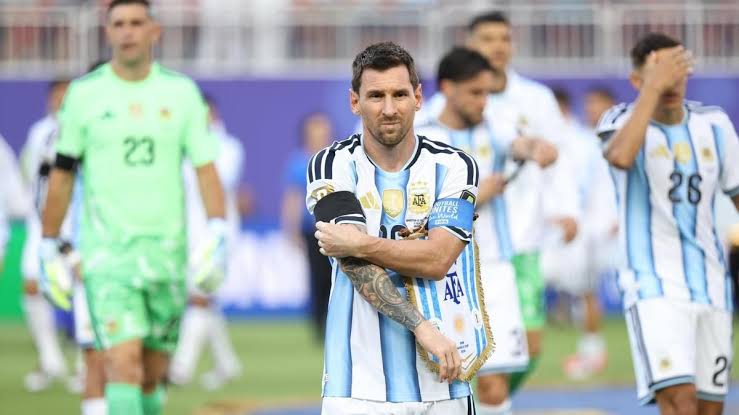 Se confirmó la indumentaria que usará la Selección este domingo Argentina jugará con la misma indumentaria que tuvo durante la final del Mundial de Qatar.