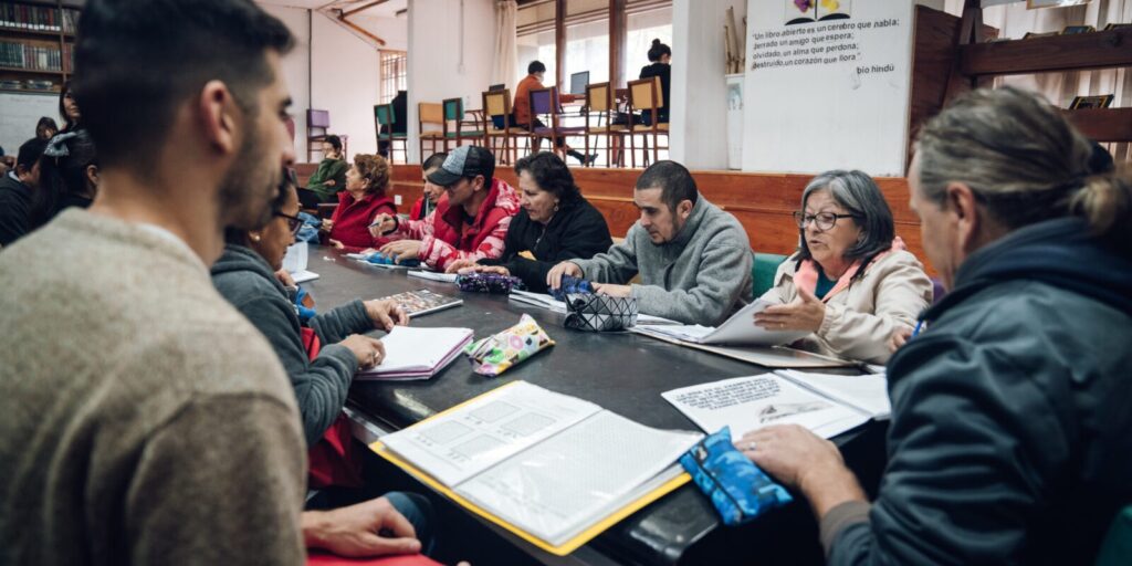 Jóvenes y adultos podrán finalizar sus estudios primarios a través de un examen libre Jóvenes y adultos podrán finalizar sus estudios primarios a través de un examen libre