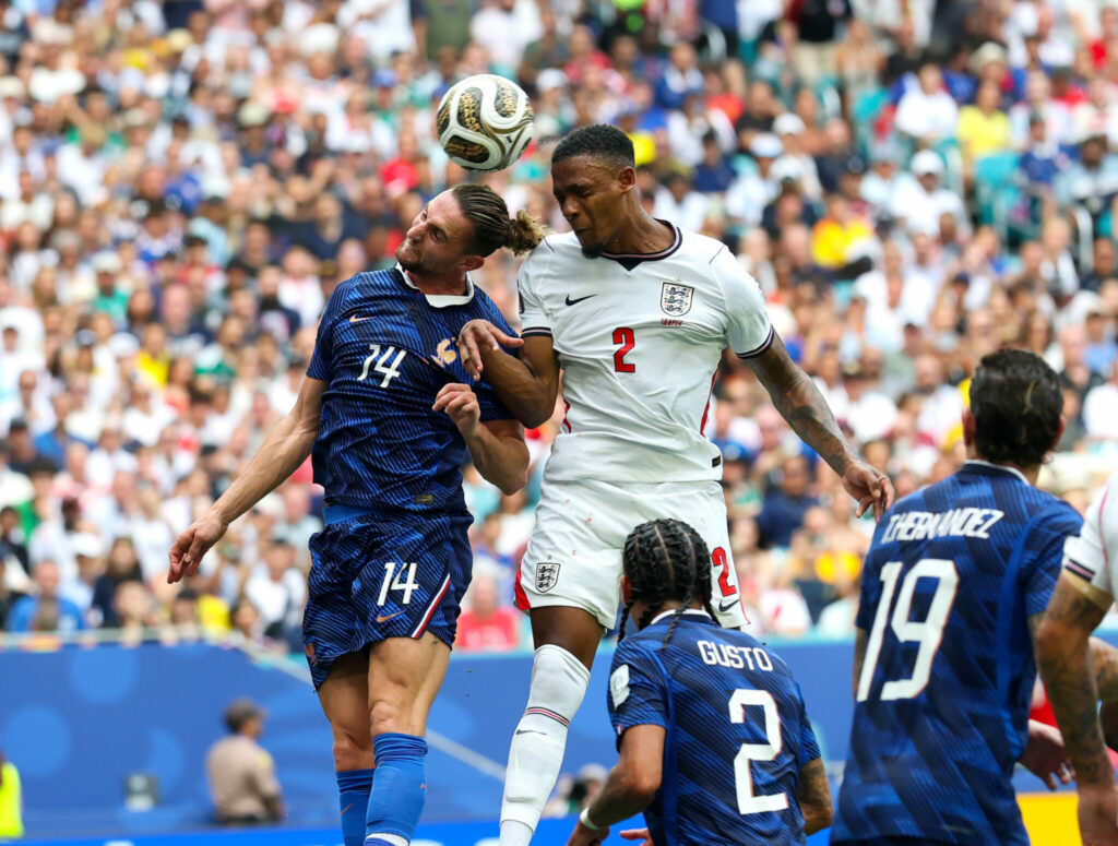 Inglaterra le ganó a Francia y se quedó con el tercer puesto del Mundial El volante francés Adrien Rabiot y el defensor inglés Ezri Konsa, en plena disputa del balón.
