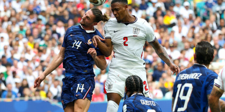 El volante francés Adrien Rabiot y el defensor inglés Ezri Konsa, en plena disputa del balón.