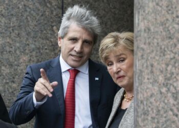 La directora gerente del Fondo Monetario Internacional (FMI), Kristalina Georgieva, acompañada del ministro Luis Caputo.