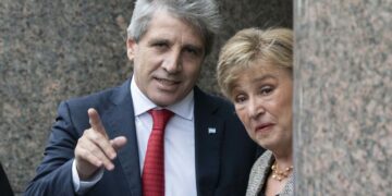 La directora gerente del Fondo Monetario Internacional (FMI), Kristalina Georgieva, acompañada del ministro Luis Caputo.
