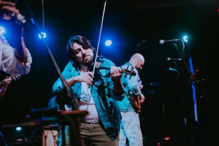 Hoy, la formación reúne a Benja Labriola, en guitarra y voz; Matías Furcade, en flauta traversa y vientos; Sebastián López, en bombo legüero; Juan Esteban Wardis, en batería y voz; y Benjamín Chazarreta, en violín.