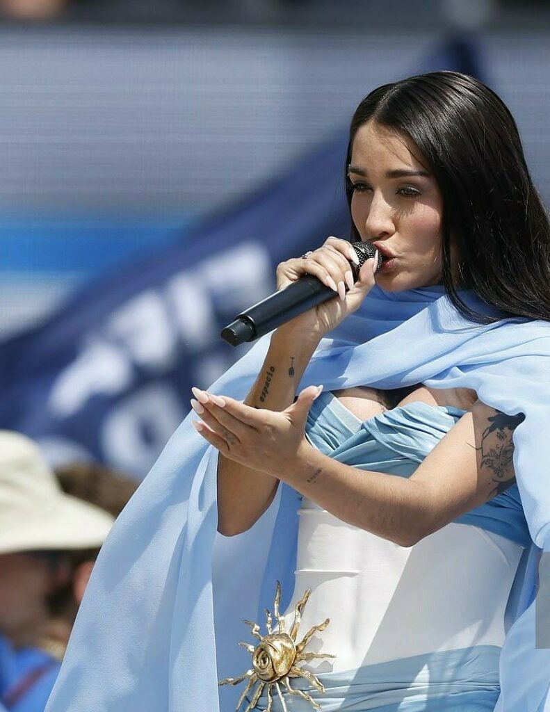 Ante el mundo, María Becerra entonó el Himno Nacional Ante el mundo, María Becerra entonó el Himno Nacional
