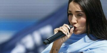 Ante el mundo, María Becerra entonó el Himno Nacional Ante el mundo, María Becerra entonó el Himno Nacional