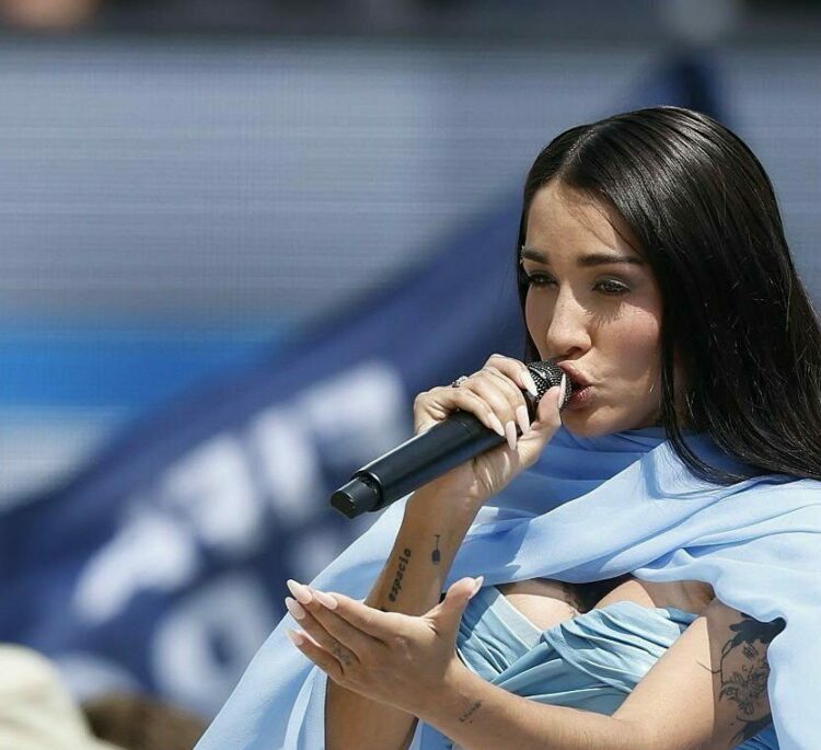 Ante el mundo, María Becerra entonó el Himno Nacional El diseño elegido por María Becerra reflejó los colores de la bandera argentina con una propuesta creada por el diseñador Abel Cepeda.