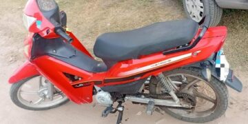 La motocicleta en la que se movilizaban los dos detenidos fue secuestrada durante el operativo policial.