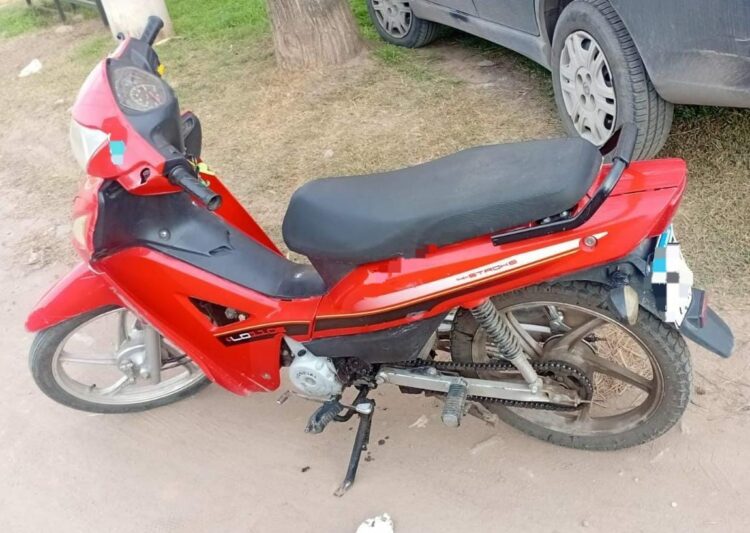 Entraron a robar a una vivienda y fueron detenidos tras un operativo con cámaras del 911 La motocicleta en la que se movilizaban los dos detenidos fue secuestrada durante el operativo policial.