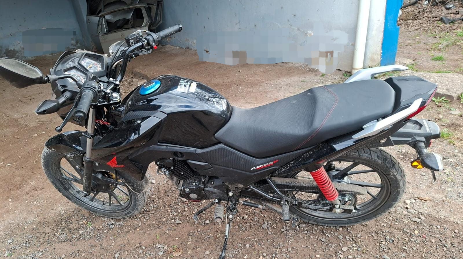 Detuvieron a dos jóvenes acusados de cometer dos robos en pocas horas La moto en la que se movilizaban los sospechosos fue secuestrada por la Policía.