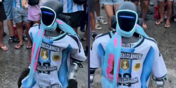 Como un hincha más: un robot fue «argentinizado» y se volvió viral