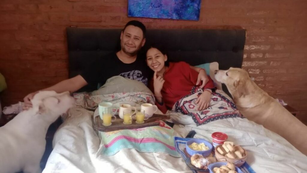 Agostina junto con su papá.