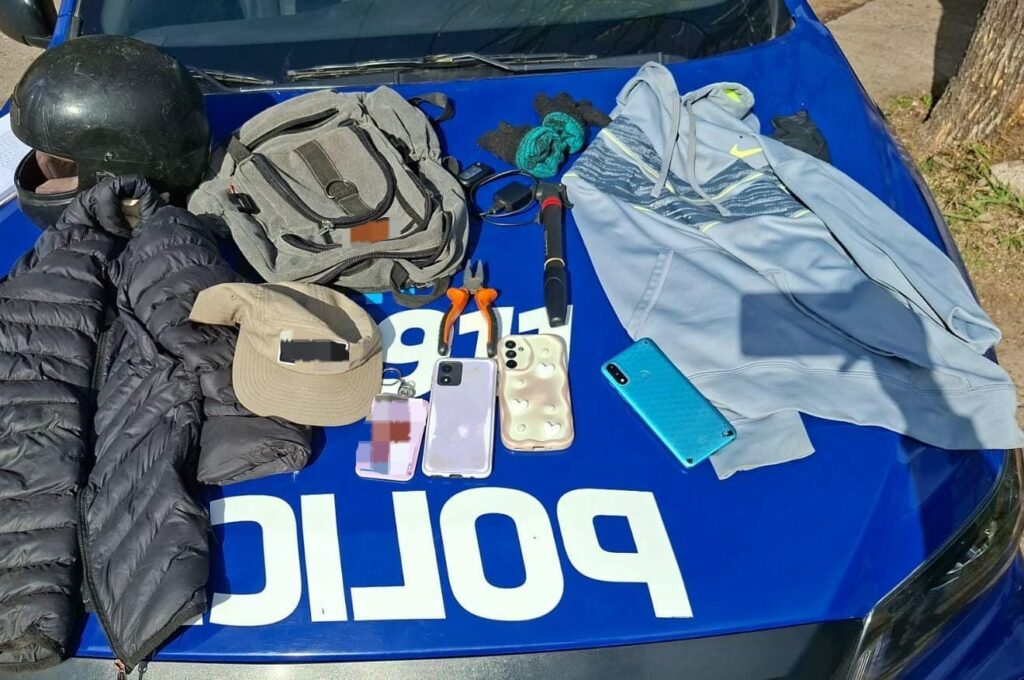 La Policía recuperó celulares y otros objetos presuntamente robados.
