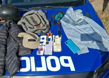 La Policía recuperó celulares y otros objetos presuntamente robados.