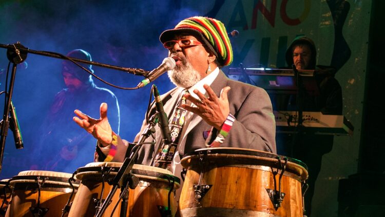 Rubén Rada, el "Negro" candombero, sigue subiendo a los escenarios con la misma energía de siempre: padre del candombe beat y uno de los grandes embajadores de la música rioplatense.
