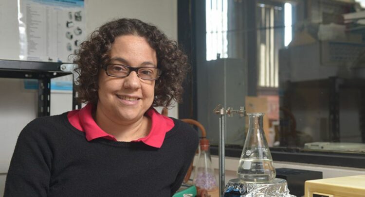 Científicas de la UBA desarrollaron un film biodegradable con mandioca y yerba mate El desarrollo se realiza en el Laboratorio de Polímeros y Materiales Compuestos de la UBA, dirigido por la investigadora del Conicet Lucía Fama, junto a Natalia Hermoso, Leiza Fernández y Julieta Pajoni, integrantes del equipo de investigación.