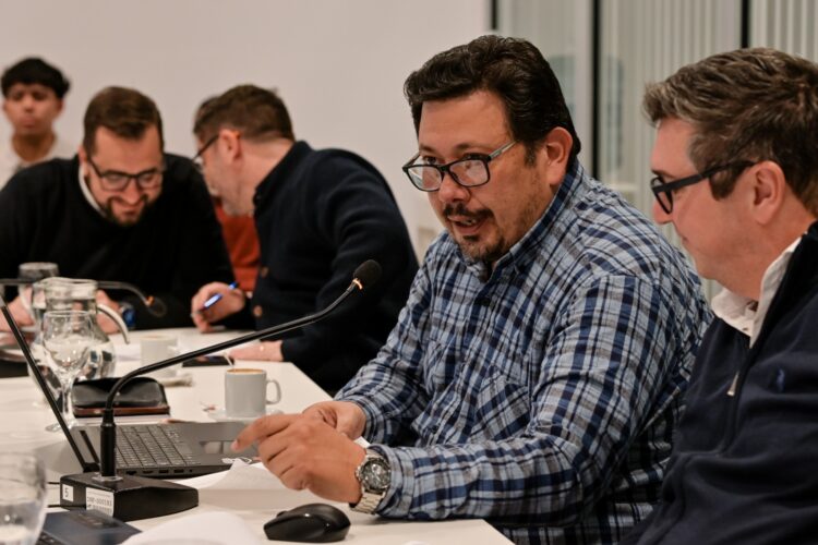 El concejal Marcos Vázquez, presidiendo la reunión de esta semana de la comisión de Servicios Públicos.