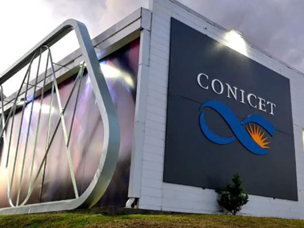 El director negó un “cientificidio” y la comunidad científica cuestionó al Gobierno El director negó un “cientificidio” y la comunidad científica cuestionó al Gobierno