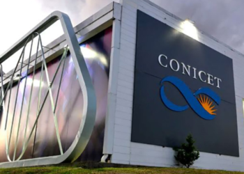 El director negó un “cientificidio” y la comunidad científica cuestionó al Gobierno El director negó un “cientificidio” y la comunidad científica cuestionó al Gobierno