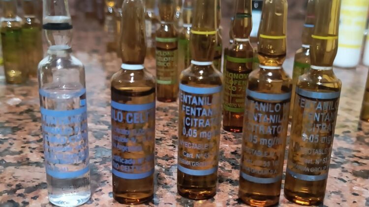 Investigan una presunta cobertura estatal a los laboratorios La Justicia investiga el rol de exfuncionarias de ANMAT e INAME y las presuntas omisiones que habrían permitido la continuidad de la producción de fentanilo adulterado, que dejó 90 muertos y más de 40 heridos.