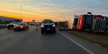 Murió una persona tras un violento impacto entre un camión y un auto