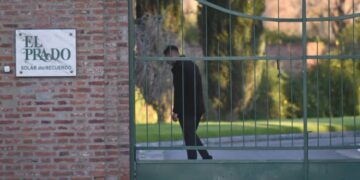 La Policía de Santa Fe reforzó la seguridad en el cementerio El Prado y prohibió el uso de drones para preservar la intimidad del funeral de Jorge Messi.