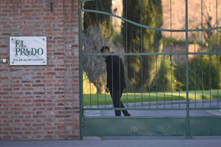 Blindan el cementerio para preservar la intimidad en el funeral de Jorge Messi La Policía de Santa Fe reforzó la seguridad en el cementerio El Prado y prohibió el uso de drones para preservar la intimidad del funeral de Jorge Messi.