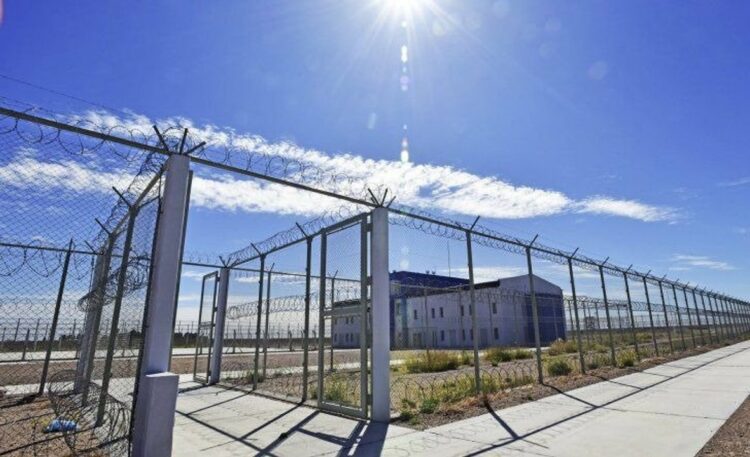 La provincia de Chubut extendió hasta 2028 la emergencia carcelaria debido a la persistente sobrepoblación en las unidades penitenciarias, que continúa superando la capacidad de alojamiento disponible.