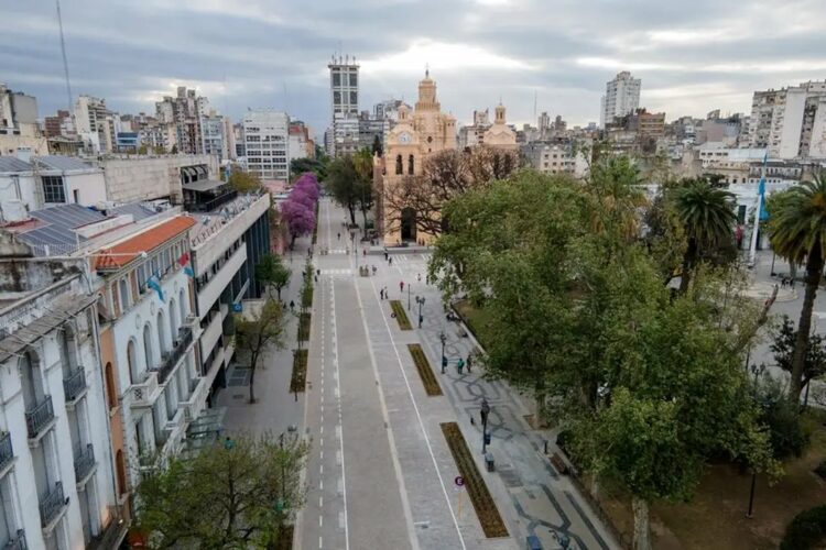 Córdoba tendrá este lunes una jornada fría y nublada, con lluvias débiles durante la mañana y vientos del sur que podrían alcanzar ráfagas de hasta 39 km/h.
