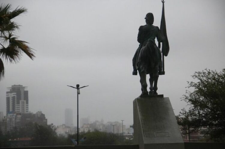 Córdoba tendrá una jornada con neblina matinal y una tarde templada La semana comienza en Córdoba con neblina durante la mañana, cielo parcialmente nublado y una tarde agradable, con una temperatura máxima prevista de 22°C.